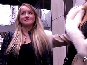 Cynthia et Christina une teen et une milf pour le plus beefy plaisir de Rick
